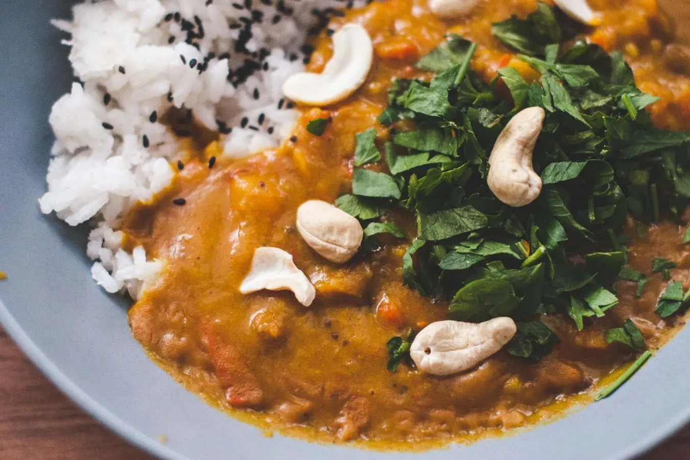 Bloemkoolcurry met cashewnoten en rijst