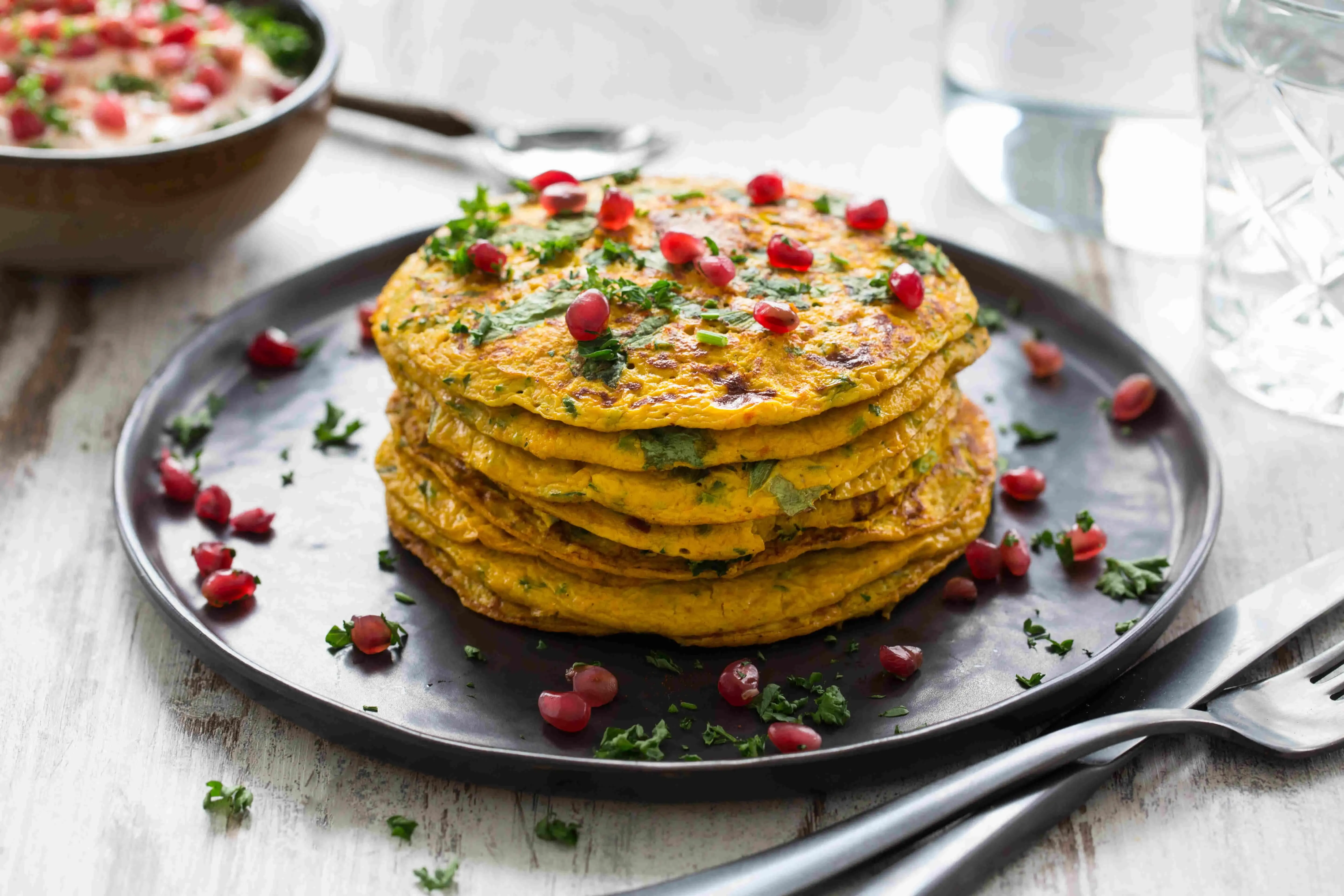 Hartige pompoen­pannenkoekjes met andijvie