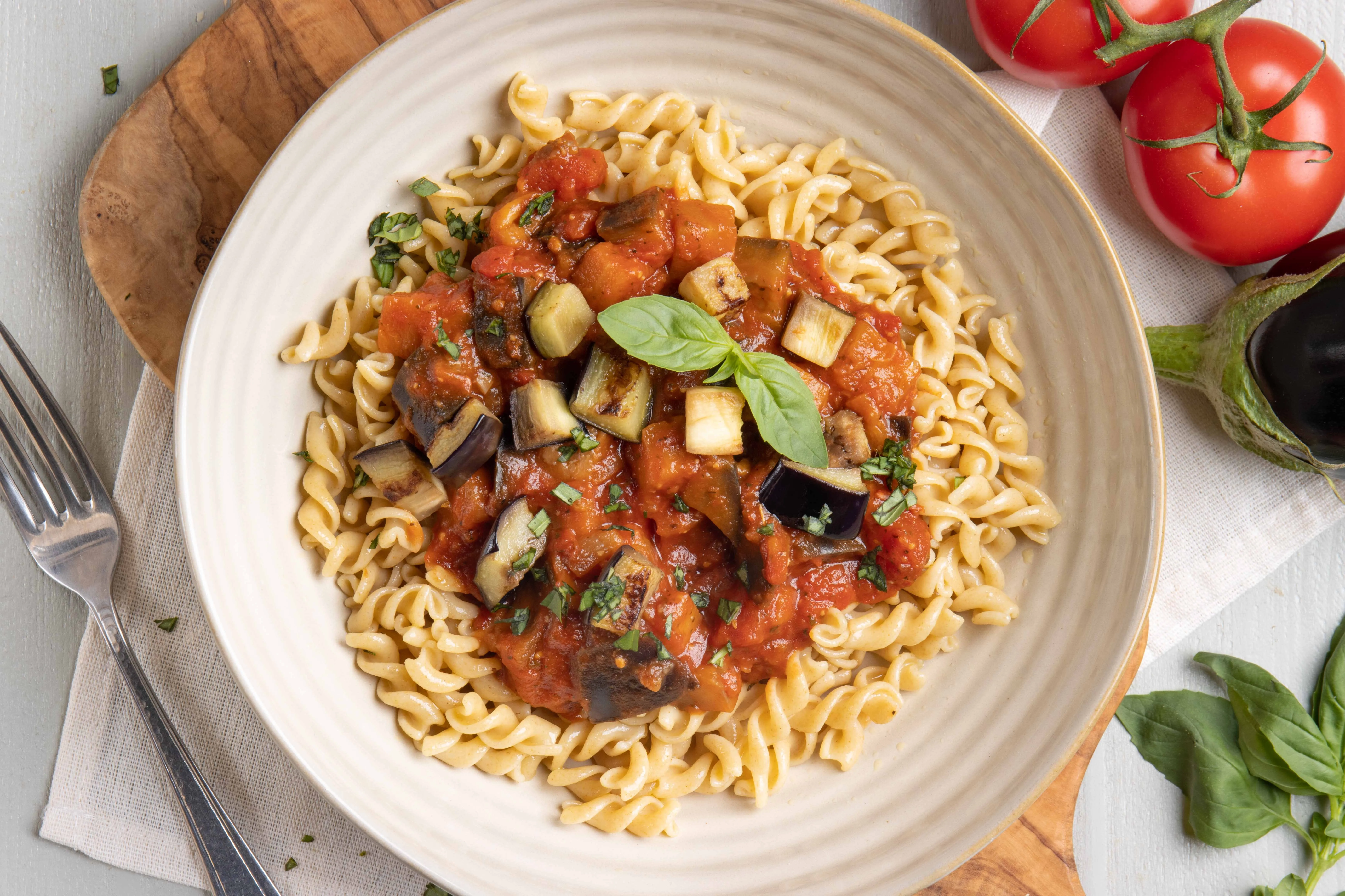 Snelle pasta met tomaat-auberginesaus