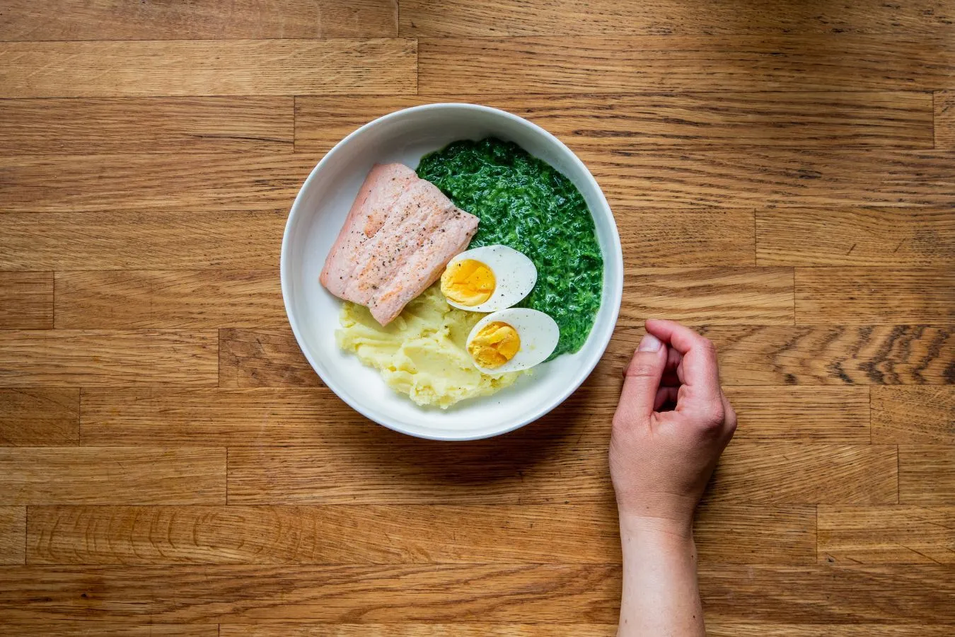 Zalm met spinazie à la crème en een gekookt eitje